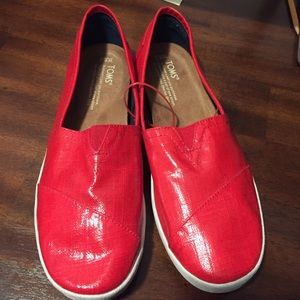 NEW TOMS Avalon Women’s Red Patent Linen Slip Ons